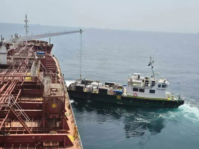 소형 선박이 최 웅 선장의 배에 선용품을 전달하고 있다. 이 선박은 GPS 교란으로 위치를 찾지 못해 하루 뒤에 다시 배를 찾아 왔다