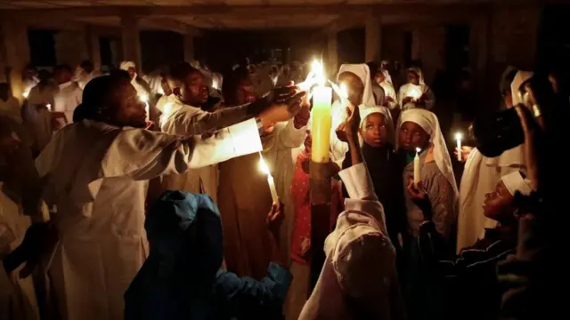 በናይሮቢ ኪቤራ ተብሎ በሚጠራ አካባቢ አዋቂዎች እና ሕጻናት የሻማ ማብራት ስነ-ስርዓት ሲያከናውኑ።