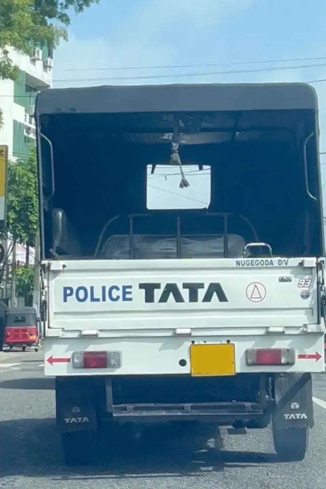 හොරණ - කොළඹ මාර්ගයේ ධාවනය වෙමින් පැවති පොලිස් ජීප් රථයකින් දුම් පිට වන අයුරු (2026.07.18)