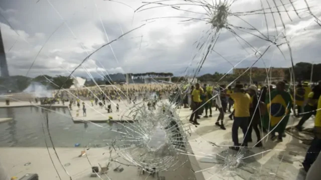 Janela trincada dando visão a manifestantes que invadiram a sede dos 3 Poderes, em Brasília, no dia 8 de janeiro de 2023