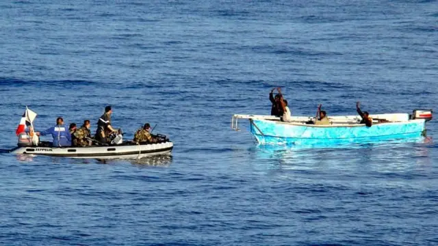 সোমালি জলদস্যুদের একটি দলকে আটক করছে ফরাসি সৈন্যরা