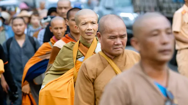 තික් මින් තියු හිමියන්ගේ පාද යාත්‍රාව ජූනි 3 වන දින අවසන් වූයේ, උන්වහන්සේගේ එක් අනුගාමිකයෙකු මැයි මාසයේ ඇති වූ උෂ්ණ අධික තත්ත්වය මධ්‍යයේ කම්පනයට පත් වී මිය යාමෙන් පසුව ය.