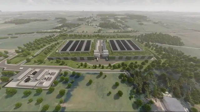 Impresión artística de una gran instalación en una zona rural, dibujada como una vista aérea, que muestra dos edificios principales con paneles solares en los techos, rodeados de árboles y campos.