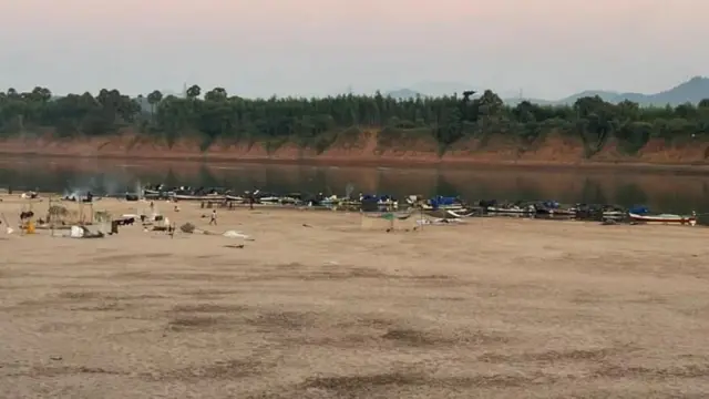 शबरी नदीच्या किनाऱ्यावरील हाऊसबोटी