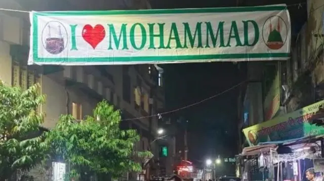 কানপুর শহরের একটি পাড়ায় টাঙানো আই লাভ মুহাম্মদ ব্যানার