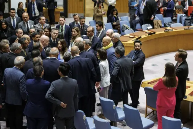 السفراء يتحدثون في تجمع قبل التصويت على قرار يدعو إلى وقف فوري لإطلاق النار في غزة، خلال اجتماع مجلس الأمن التابع للأمم المتحدة في مقر الأمم المتحدة في نيويورك