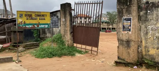 Igwe bọdụ na-egosi aha na njirimaara ụlọakwụkwọ, tinyere ụlọụzọ ama ụlọakwụkwọ tara nchara