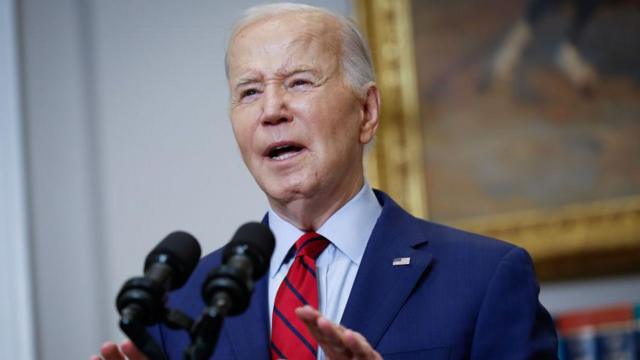 Joe Biden, habla tras un atril. 