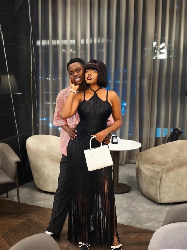 Peller ati ọrẹbinrin rẹ duro ya fọto.