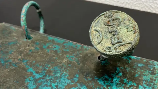 गोलाकार मुद्रेवर लिहिलं आहे 'श्रीजयाश्रय'. 