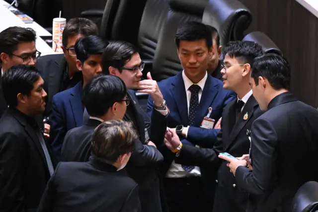 สส.พรรคประชาชน-พรรคภูมิใจไทยพูดคุยคุยกัน ในระหว่างการประชุมร่วมรัฐสภาเพื่อพิจารณาร่างแก้ไขรัฐธรรมนูญ ในวาระที่ 2 โดยจุดแตกหักเกิดขึ้นในช่วงลงมติมาตรา 256/28 (ตัดอำนาจ สว. ชี้ขาดร่างรัฐธรรมนูญฉบับใหม่) ซึ่งพรรค ภท. พลิกไปโหวตแนวทางเดียวกับ สว. ก่อนที่นายกฯ จะส่งสัญญาณยุบสภาในคืนวันเดียวกัน