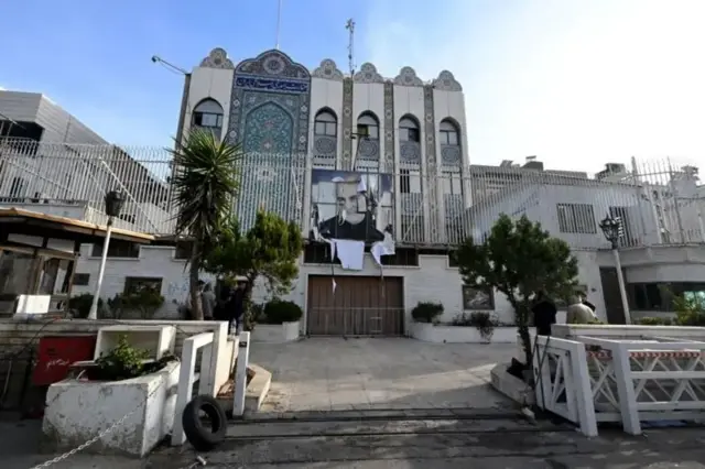 Ubalozi wa Iran mjini Damascus ulivamiwa baada ya makundi ya waasi kuwasili katika mji mkuu wa Syria.