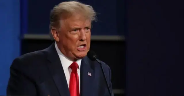 নির্বাচনী বিতর্কের মঞ্চে প্রেসিডেন্ট প্রার্থী ডোনাল্ড ট্রাম্প