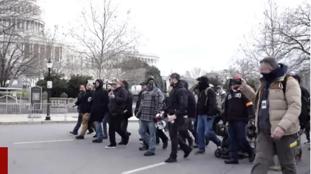 ২০২১ সালের ৬ই জানুয়ারি প্রাউড বয়েজ এর সদস্যরা ক্যাপিটলের সামনে হাঁটছে