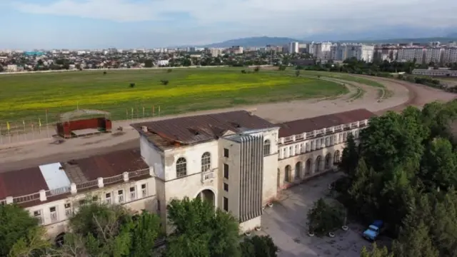 Сүрөттө: "Ак-Кула" ипподрому бузуларына алты ай калганда