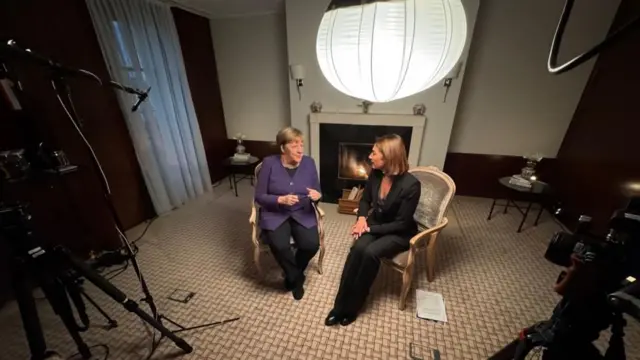 Angela Merkel en una rara entrevista con Katya Adler de la BBC.