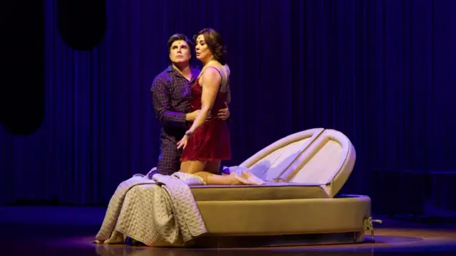 Claudia Raia e Jarbas Homem de Mello em cena