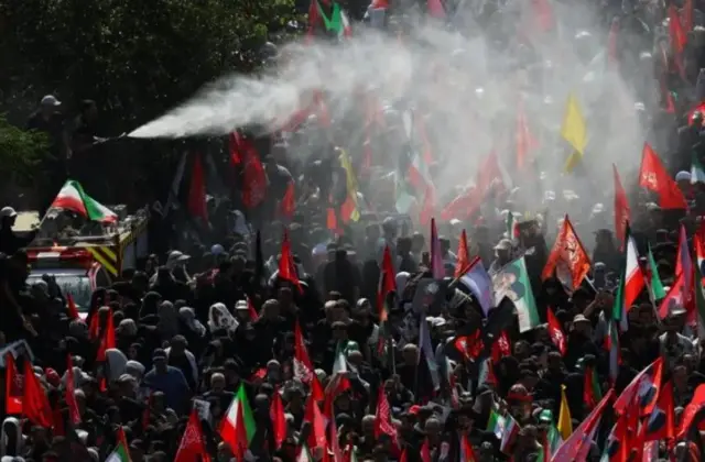 Kubera ubushuhe bwinshi i Tehran, aho vyari vyitezwe ko bushobora gushika kuri degre 37, abari muri uru rugendo basukiriwe amazi 