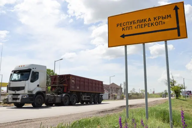 Назначенный Москвой глава оккупированной части Херсонской области Владимир Сальдо подписал указ о временном ограничении движения грузовых транспортных средств на участке федеральной трассы Р-280. На фото - объездная дорога через пункты Новоалексеевка и Новотроицкое 