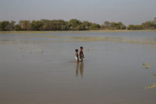 B﻿u yıl Pakistan'da yaşanan seller 33 milyon kişiyi yaşadıkları yerlerden uzaklaştırdı.