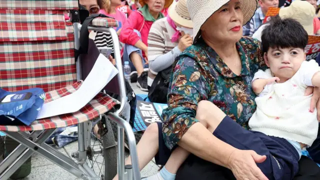 희소질환인 코넬리아드랑게 증후군을 앓고 있는 박하은씨와 어머니 김정애도 집회에 참여했다