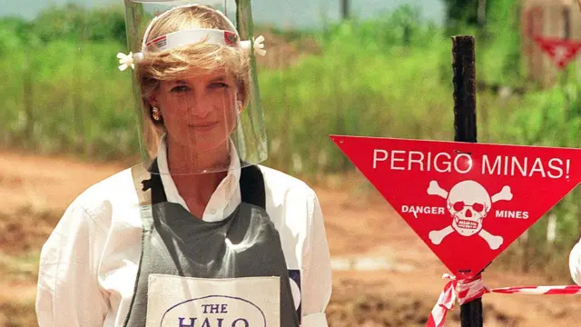Lady Di dans un champ de mines en Angola en 1997