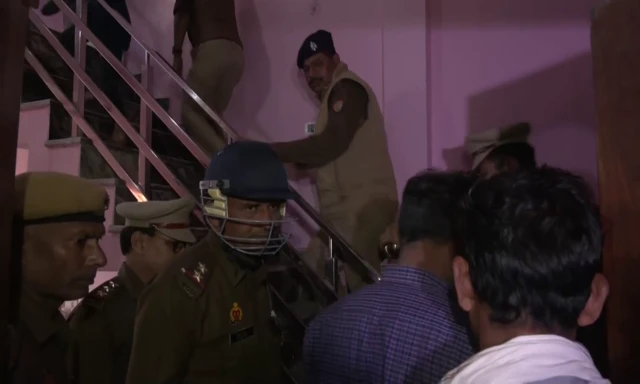 घटनास्थल पर पहुंची हुई पुलिस