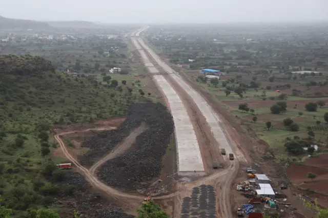 समृद्धी महामार्गाचे बांधकाम सुरू असताना घेतलेले छायाचित्र
