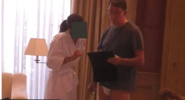 На одной из фотографий из архива Эпштейна Мандельсон в трусах стоит рядом с неизвестной женщиной