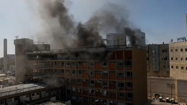 İran'ın İsrail'e geçen Perşembe günü düzenlediği füze saldırısından sonra Soroka Tıp Merkezi'nden yükselen dumanlar.