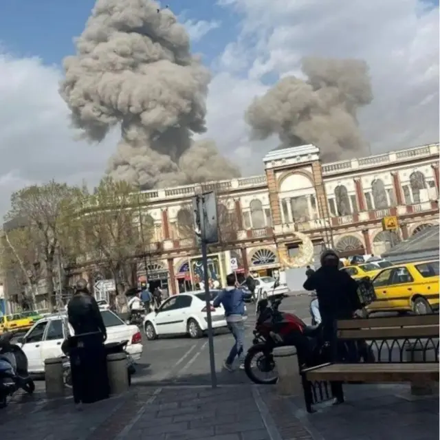 Tahran'da Hasan Abad Meydanı'ndan dumanlar yükseliyor