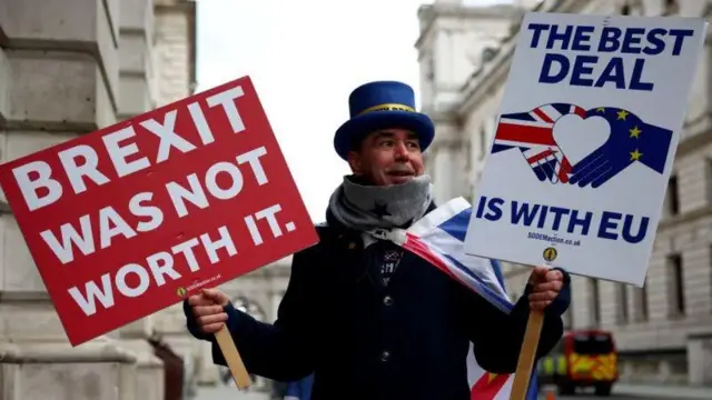 Чоловік з табличкою "Брексит того не вартував"