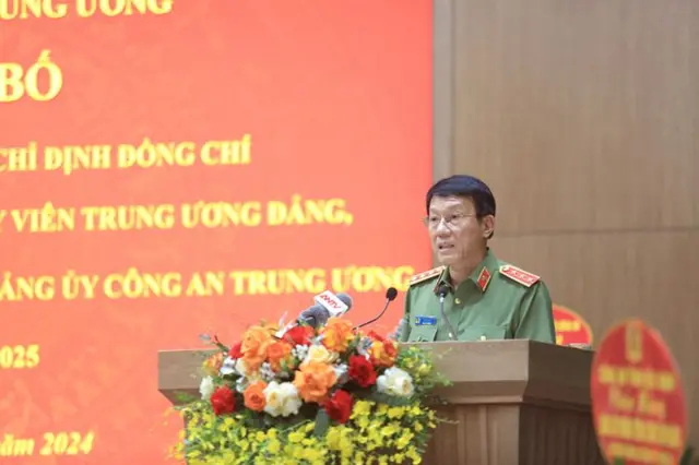 Minister Luong Tam Quang sprach bei der Zeremonie zur Übergabe der Ernennung des Politbüros