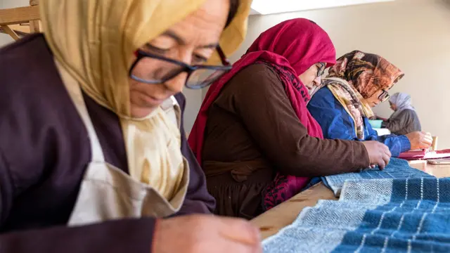 파시미나 숄을 만들고 있는 사람들