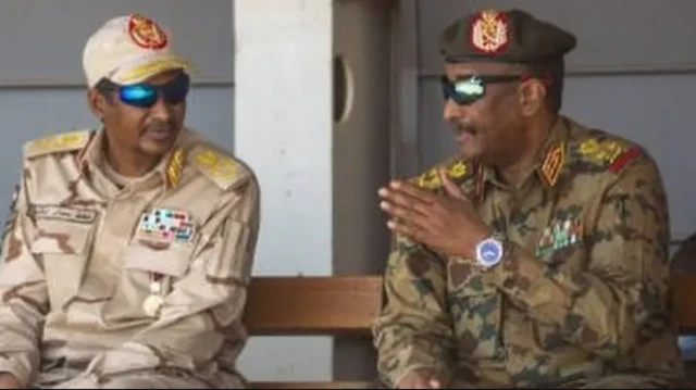 رئيس مجلس السيادة السوداني وقائد الجيش الفريق عبد الفتاح البرهان (يميناً) ومحمد حمدان دقلو الشهير بحميدتي قائد قوات الدعم السريع (يساراً).