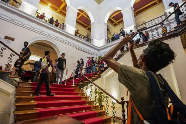 အိပ်ရာခင်းကအစ အမှတ်တရ ဆိုပြီး ယူသွားကြတယ်လို့ဆို