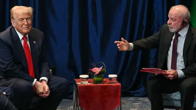 O presidente Luiz Inácio Lula da Silva conversa com o presidente dos EUA, Donald Trump, durante uma reunião bilateral em Kuala Lumpur, em 26 de outubro de 2025.