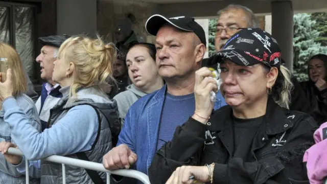 Aileler töreni gözyaşları içinde izliyor