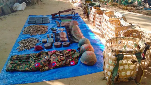 မောင်တောမြို့နယ်မြောက်ပိုင်း၊ ရခိုင်ရွာမှာဖြစ်ပွားခဲ့တဲ့ တိုက်ပွဲအတွင်း သိမ်းဆည်းရမိတယ်ဆိုတဲ့ လက်နက်ခဲယမ်းနဲ့ အသုံးအဆောင်ပစ္စည်းတွေ 