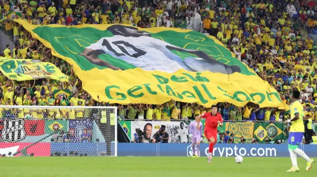 কাতার বিশ্বকাপে ব্রাজিল দক্ষিণ কোরিয়া ম্যাচে পেলের সুস্থতা কামনা করা হয়। 