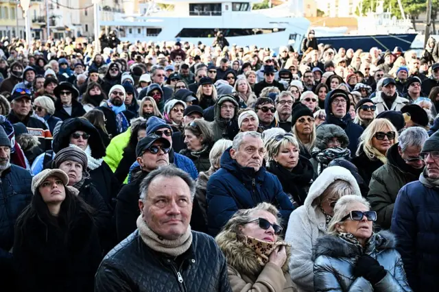 Толпа людей, смотрящих вверх.