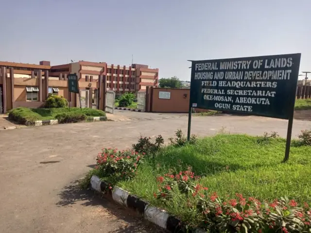 Aworan ileeṣẹ ilẹ ati ọrọ ile ijọba apapọ to wa ni Oke Mosan Abeokuta