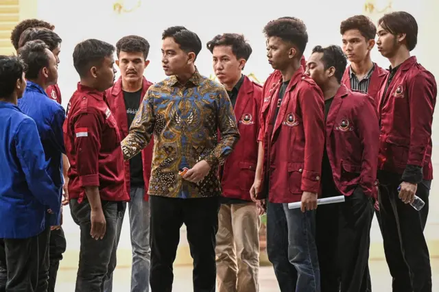 Dalam pertemuannya, Gibran mendengarkan dan mencatat aspirasi yang disampaikan langsung oleh mahasiswa pengunjuk rasa.