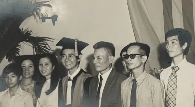 Thẩm phán Trần An Bài bảo vệ luận án tiến sĩ luật tại Đại học Luật khoa Sài Gòn năm 1974. Tác giả bên bìa phải