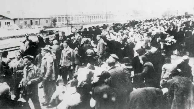 Prisioneros hacen fila después de llegar a la estación de ferrocarril de Auschwitz.