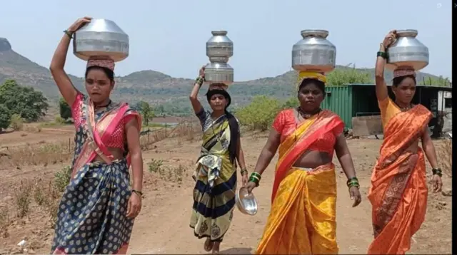  મહિલાઓ પાણી લેવા દૂર જાય છે 