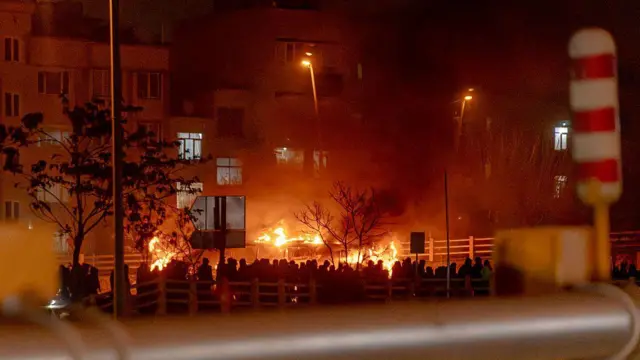 جمعیت معترض در خیابانی در تهران 