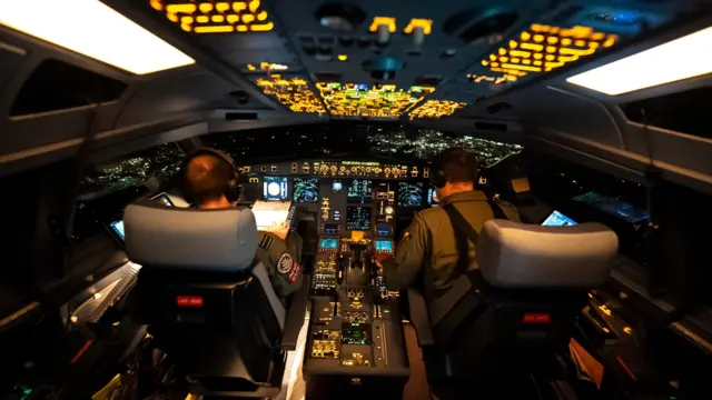 Dwóch pilotów siedzi w kokpicie samolotu tankującego Voyager Królewskich Sił Powietrznych podczas pierwszego rozmieszczenia „Eastern Sentry” Królewskich Sił Powietrznych nad Polską