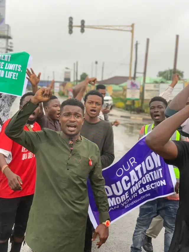 O﻿tu Nans na-eme abụbọ ọrụ n'ihu ọdụ ụgbọelu Legọs