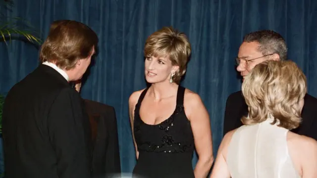 La princesa Diana de Gales habla con Donald Trump en una cena benéfica en el hotel Hilton de Nueva York en 1995.